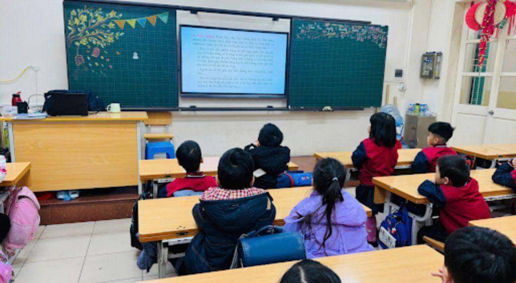 Cha mẹ nên cho trẻ nghỉ học ở nhà điều trị khi phát hiện trẻ bị đau mắt hột