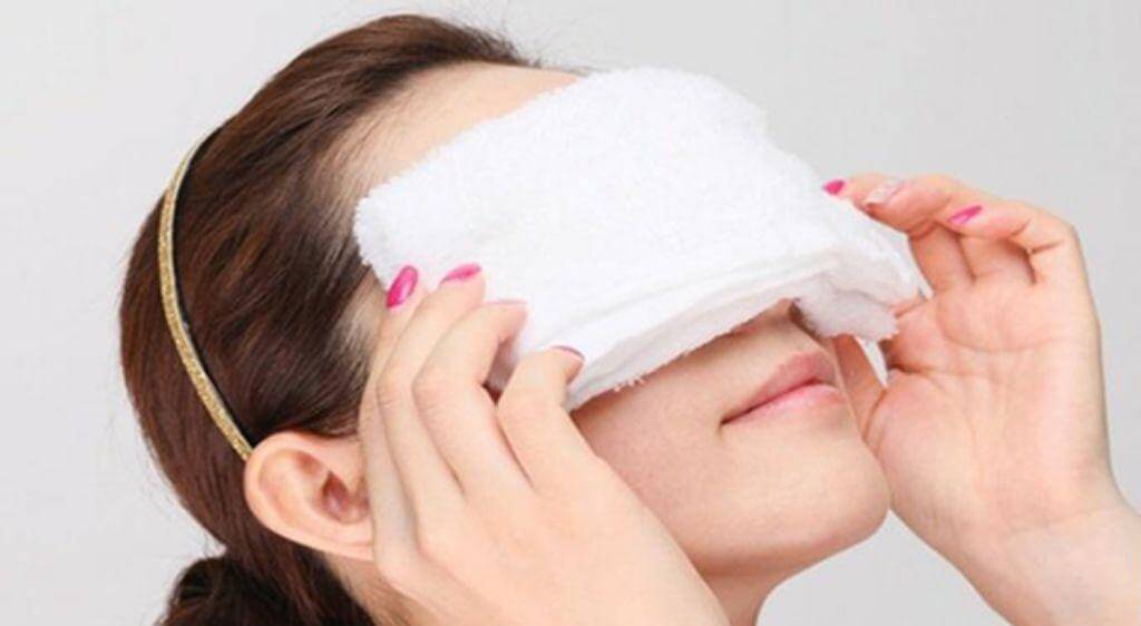 Chườm ấm chỉ mang tính hỗ trợ làm dịu cảm giác khó chịu ở mắt