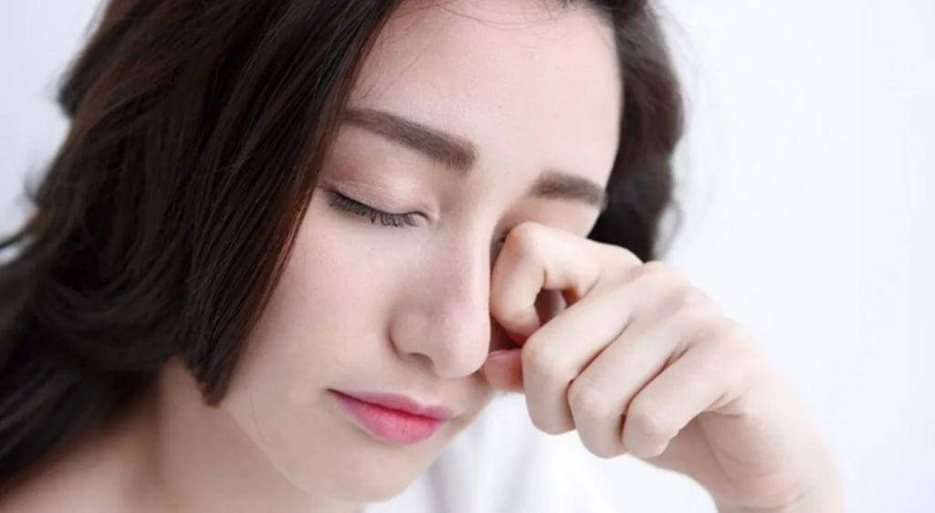 Đau mắt hột có thể biến chứng lông quặm gây đau nhức dữ dội