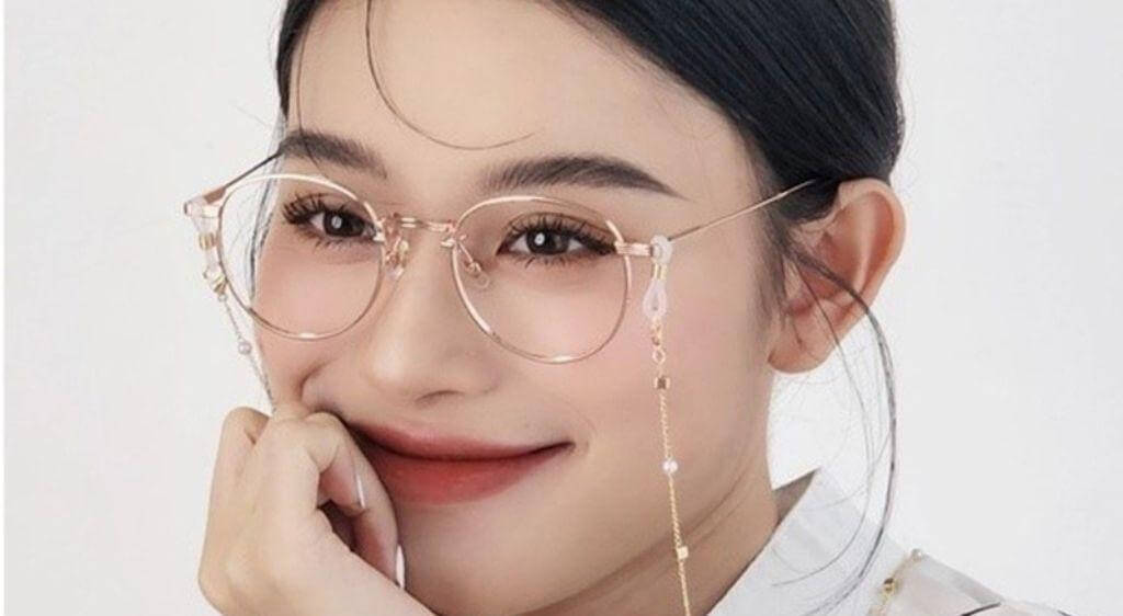 Đeo kính gọng khúc xạ là giải pháp phổ biến và tiết kiệm chi phí cho người cận