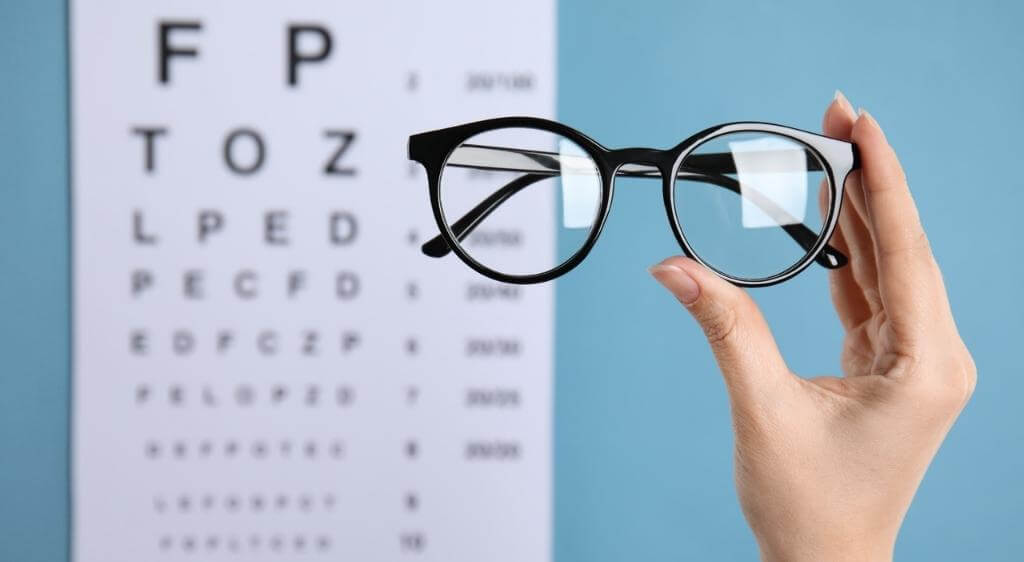 Độ khúc xạ ổn định ít nhất 6 - 12 tháng là một trong những điều kiện để phẫu thuật cận thị