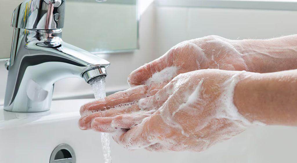 Duy trì vệ sinh cá nhân đúng cách giúp hỗ trợ hạn chế nguy cơ tái nhiễm