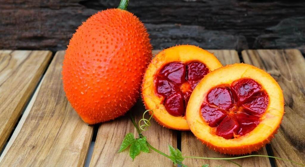 Gấc là trái cây tốt cho mắt nhờ giàu beta-carotene, giúp bảo vệ giác mạc và hỗ trợ thị lực