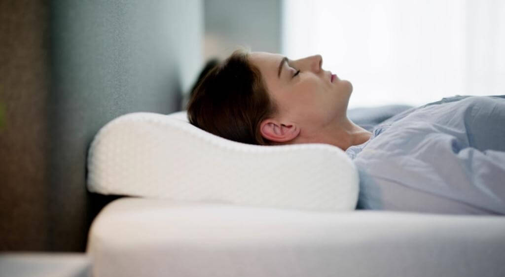 Kê gối cao khi ngủ là cách làm cho mắt hết sưng nhờ hỗ trợ lưu thông máu