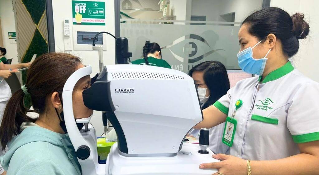 Khám mắt định kỳ 6 tháng lần để theo dõi độ cận ổn định trước khi mổ cận