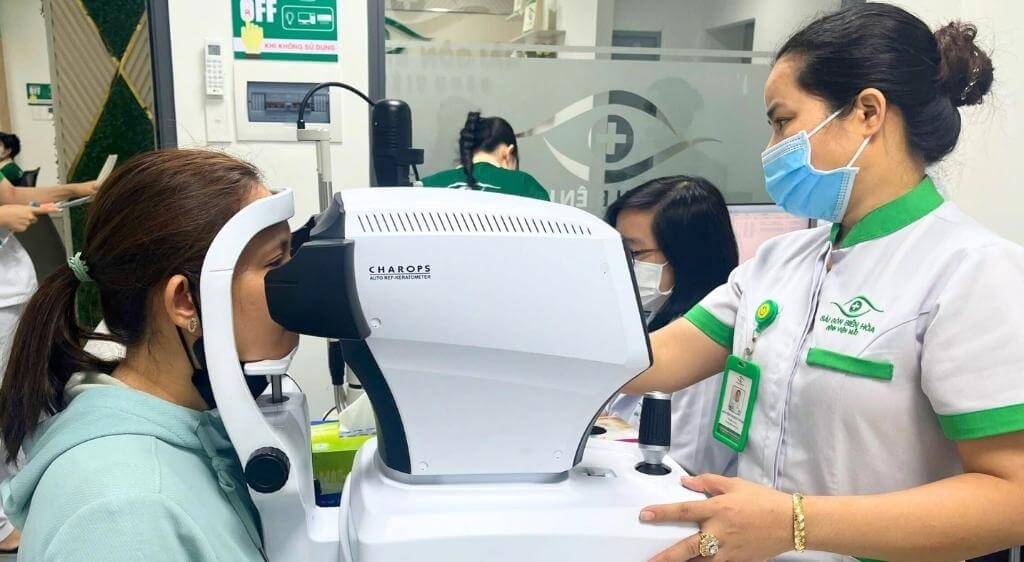 Khám mắt định kỳ theo chỉ định của bác sĩ để theo dõi và bảo vệ thị lực kịp thời
