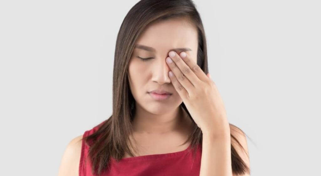 Không gãi hoặc chà xát vùng mắt khi bị côn trùng đốt để giảm nguy cơ nhiễm trùng
