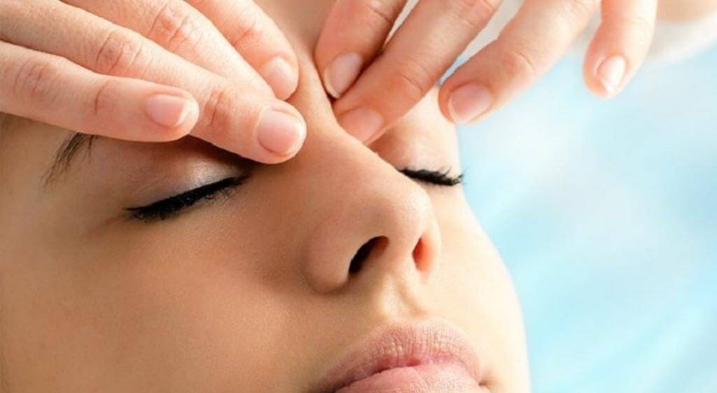 Massage vùng mắt đúng cách là cách để mắt hết sưng nhờ hỗ trợ dẫn lưu bạch huyết và giảm tích tụ dịch
