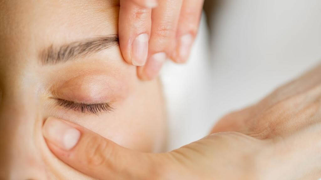 Massage vùng mí mắt thường xuyên có thể hỗ trợ tiêu sưng hiệu quả