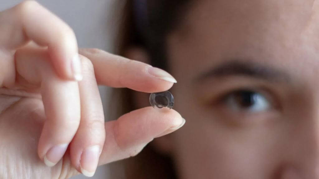 Nên tạm dừng đeo kính áp tròng đến khi chắp mắt khỏi hoàn toàn