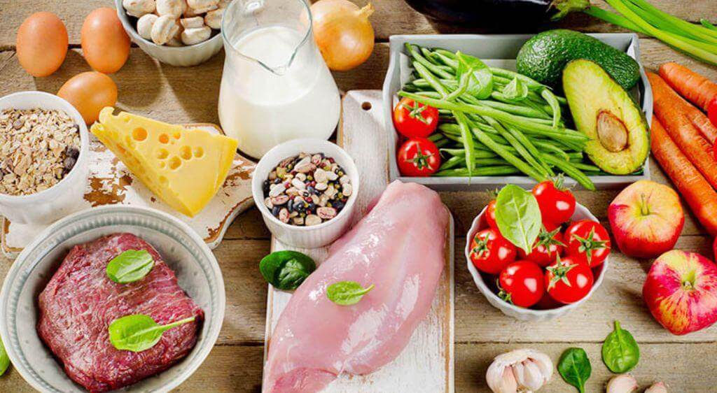 Người bị cận thị nên bổ sung dinh dưỡng bằng các thực phẩm giàu Vitamin A, C, E, Omega 3,... cho mắt
