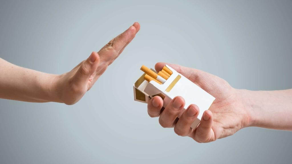 Người bị chắp mắt cần bỏ hoàn toàn thuốc lá