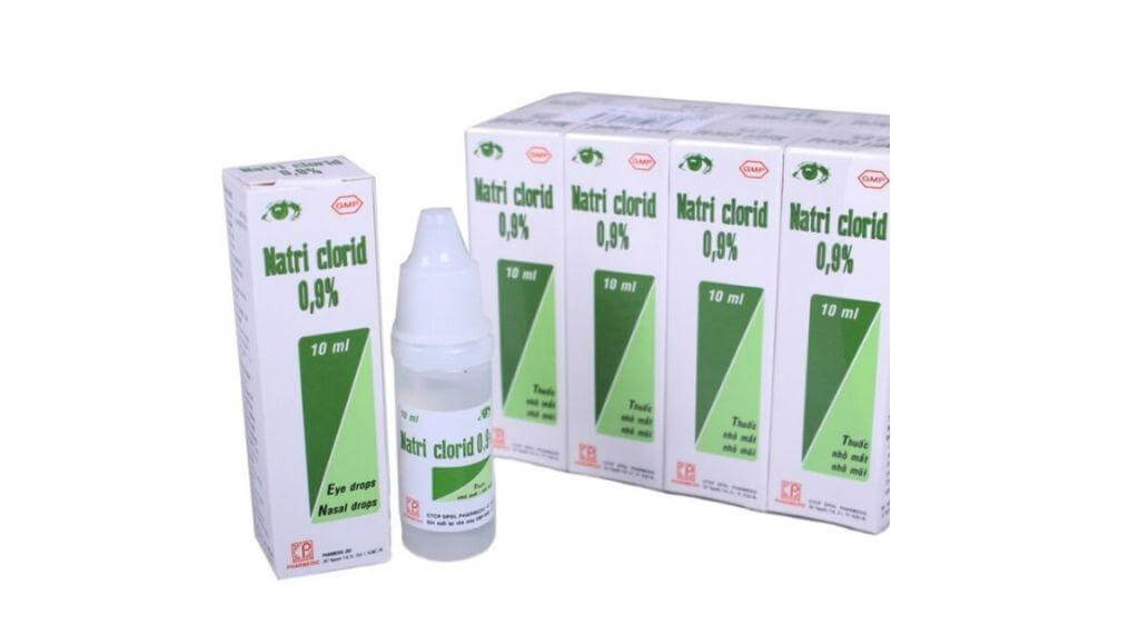 Nước muối sinh lý 0,9% giúp vệ sinh, làm sạch dịch rỉ trong mắt trẻ an toàn