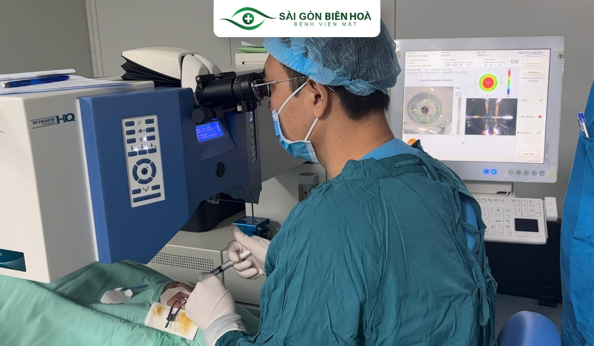 Quy trình phẫu thuật khâu giác mạc được thực hiện qua nhiều bước khác nhau