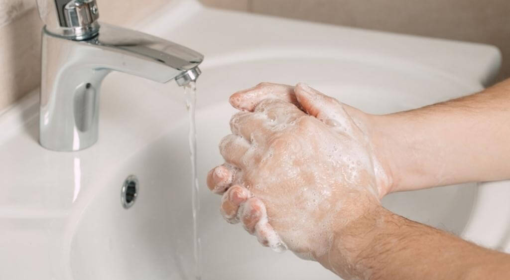 Rửa tay thường xuyên và giữ vệ sinh vùng mắt giúp giảm nguy cơ kích ứng và tái phát
