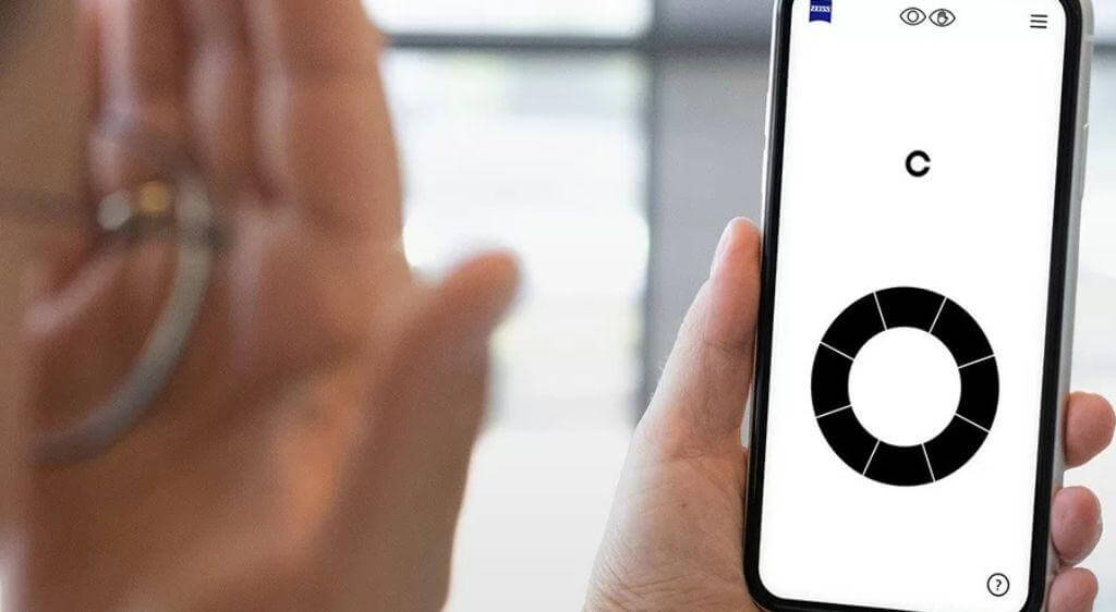 Sử dụng một tay để che kín một bên mắt, sau đó dùng mắt còn lại để đọc các ký tự