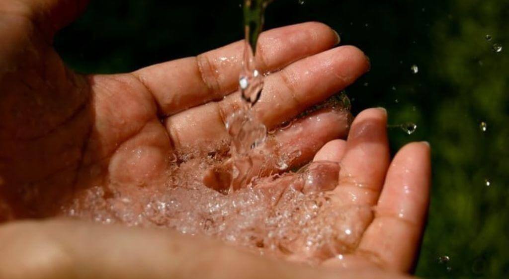 Sử dụng nước máy hoặc nước giếng đã được xử lý qua hệ thống lọc để bảo vệ mắt