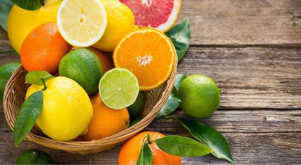 Trái cây họ cam chanh giàu vitamin C giúp tăng cường sức đề kháng cho mắt trước và sau phẫu thuật khúc xạ