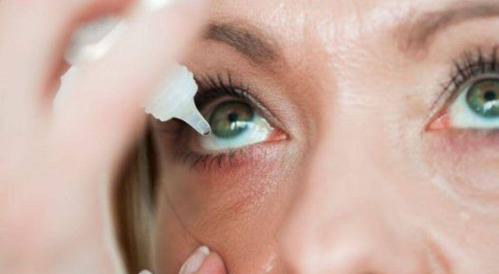 Tuân thủ liều lượng sử dụng thuốc nhỏ mắt hạ áp theo chỉ định của bác sĩ