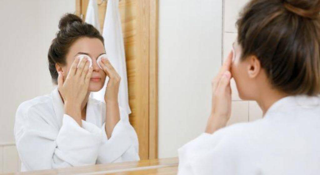 Vệ sinh bờ mi chuyên sâu là bước đầu tiên và đơn giản nhất người bệnh có thể thực hiện tại nhà giúp điều trị chắp mắt