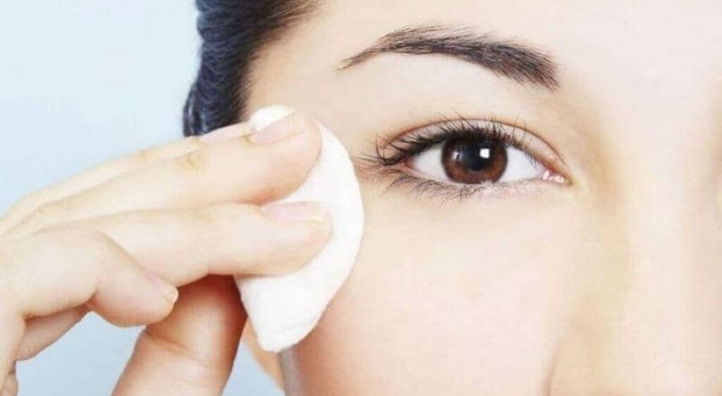 Vệ sinh bờ mi hàng ngày bằng dung dịch chuyên dụng để phòng ngừa tình trạng chắp mắt bị chai