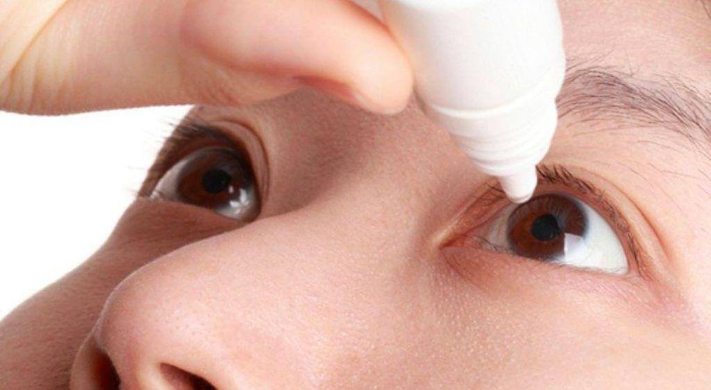 Vệ sinh mắt đúng cách giúp làm sạch dịch tiết và hỗ trợ giảm khó chịu