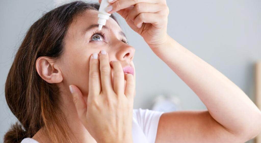 Bà bầu bị mờ mắt do khô mắt có thể sử dụng nước mắt nhân tạo theo hướng dẫn của bác sĩ
