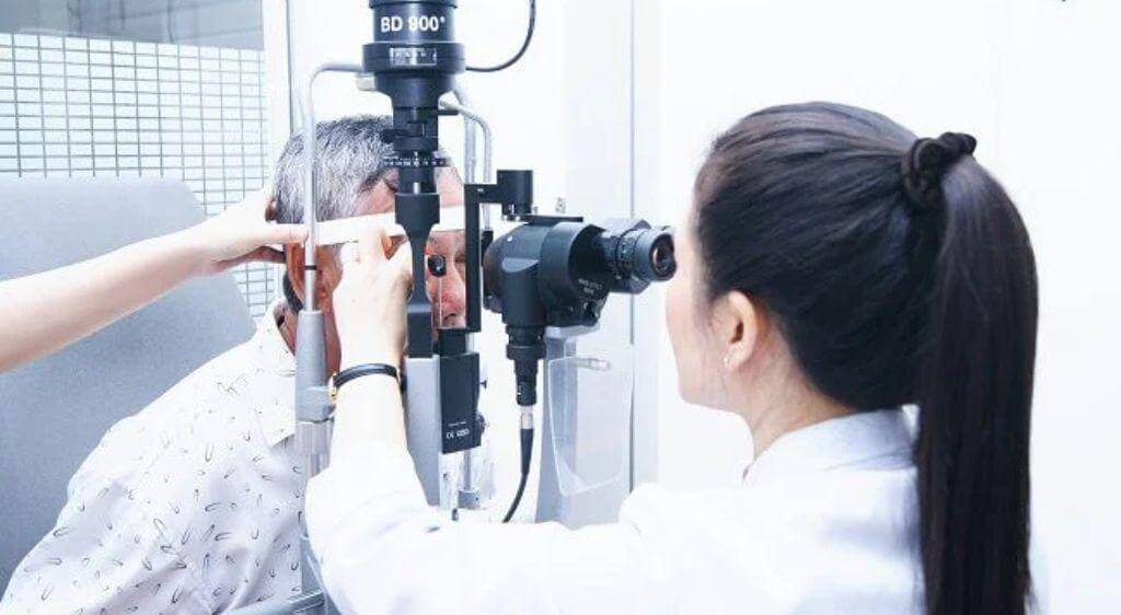 Bác sĩ sẽ tiến hành thăm khám nhãn khoa chuyên sâu để tìm ra nguyên nhân gây nhức hốc mắt đau đầu