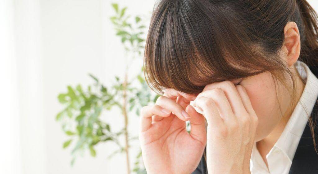 Bạn cần đi khám bác sĩ ngay nếu mắt đau nhức dữ dội, thị lực suy giảm đột ngột, xuất hiện sốt cao,...