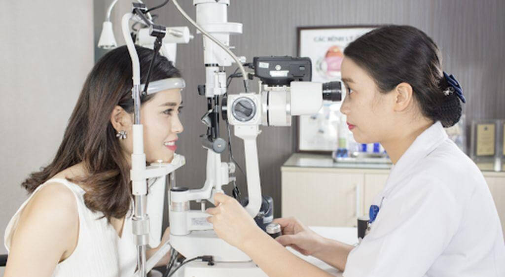 Bạn nên khám mắt định kỳ khoảng 6 tháng lần để được kiểm tra, phát hiện sớm các tổn thương bờ mi giai đoạn sớm
