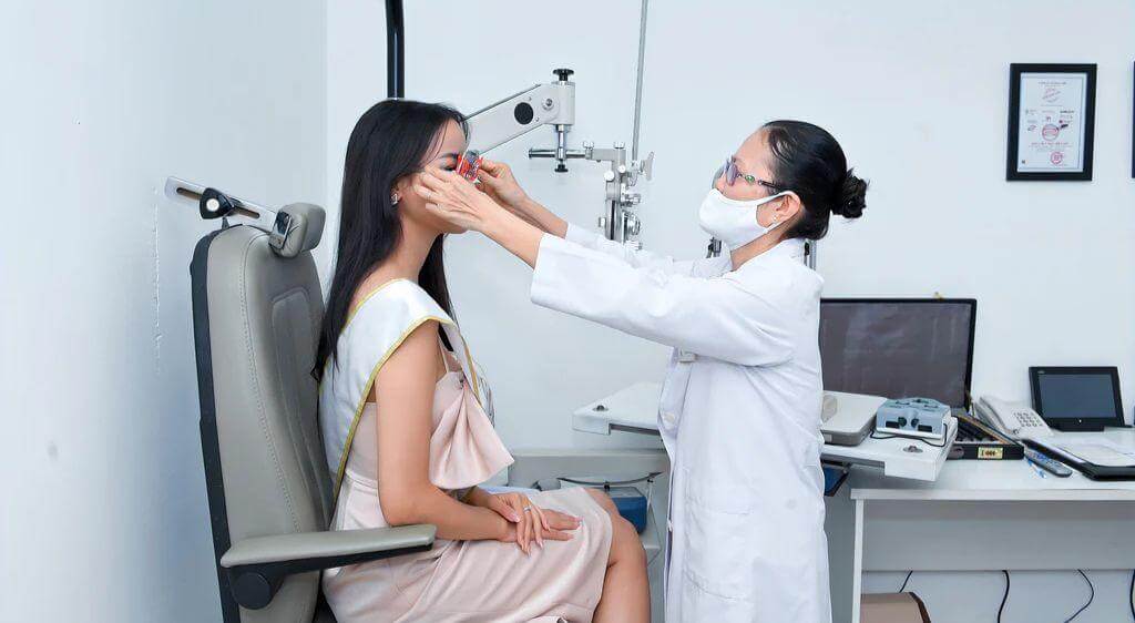 Bạn nên khám mắt định kỳ khoảng 6 tháng một lần để được kiểm tra sức khỏe giác mạc và đo lại thông số độ cong của mắt chính xác