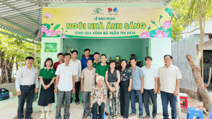 Bệnh viện Mắt Sài Gòn Đồng Tháp cùng chính quyền địa phương tại lễ bàn giao “Ngôi nhà Ánh sáng” cho gia đình bà Trần Thị Hoa