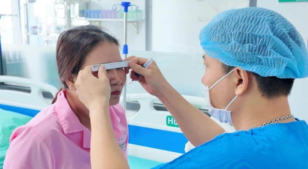 BS.CKII Trần Trọng Duy trực tiếp thăm khám và chỉ định điều trị phù hợp