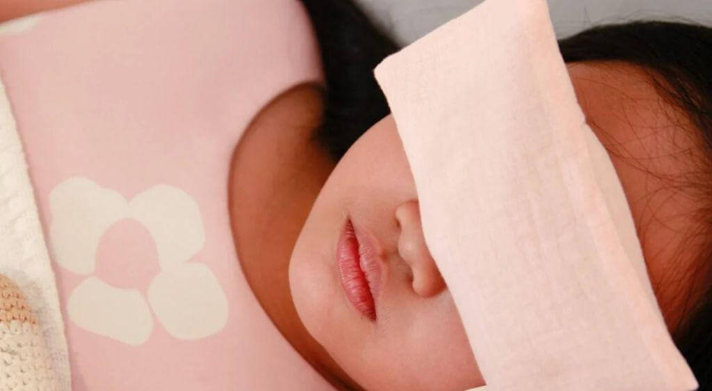 Cha mẹ nên chườm lạnh mắt cho bé trong 24-48 giờ đầu để hỗ trợ giảm đau và sưng mô mềm