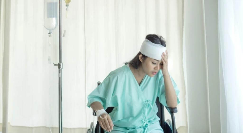 Chấn thương vùng mắt hoặc đầu có thể gây tổn thương dây thần kinh thị giác