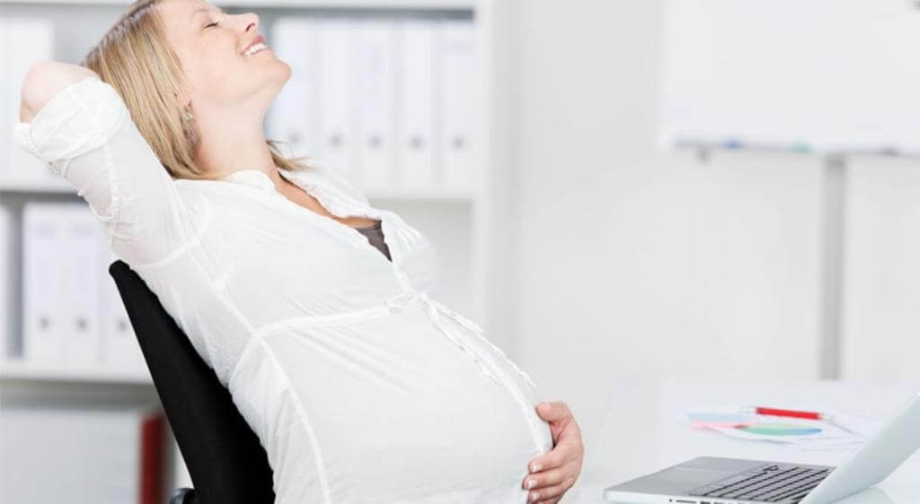 Cho mắt nghỉ ngơi hợp lý giúp cải thiện tình trạng bà bầu bị mờ mắt trong thai kỳ