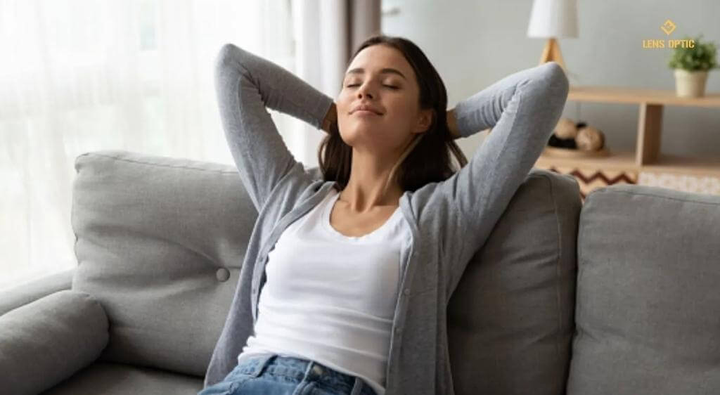 Chớp mắt thường xuyên và nghỉ mắt đúng cách để hạn chế khô mắt