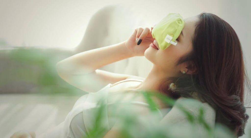 Chườm ấm giúp làm giãn nở các tuyến dầu bị tắc nghẽn, giúp dịch viêm dễ dàng thoát ra ngoài