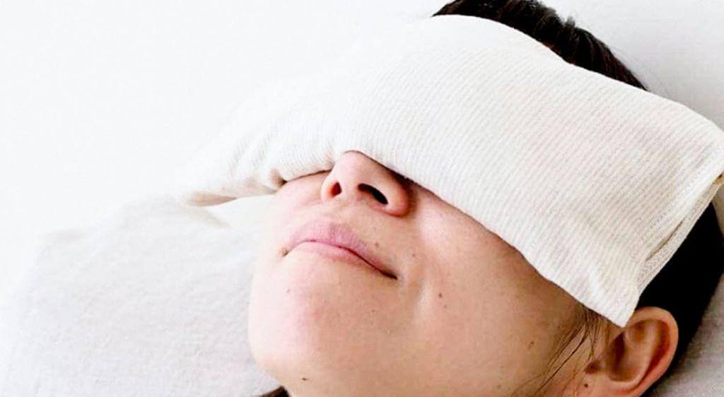 Chườm ấm và massage dọc bờ mi giúp làm tan các chất bã nhờn đang ứ đọng