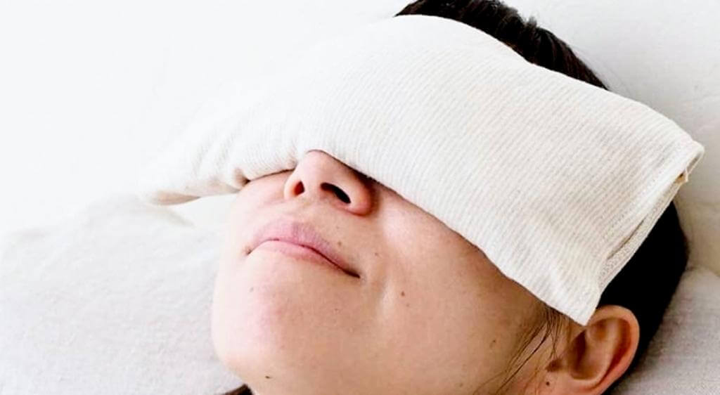 Chườm lạnh giúp giảm sưng, ngứa và khó chịu vùng mắt khi bị dị ứng hải sản