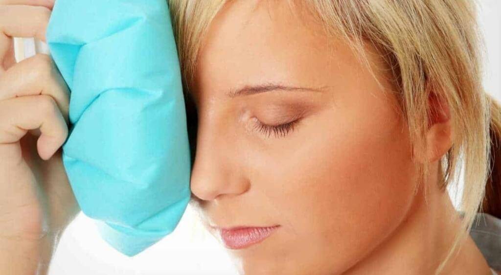 Chườm lạnh là cách giảm sưng mắt khi khóc đơn giản và hiệu quả