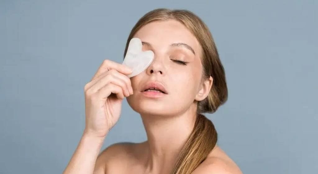 Chườm lạnh trong 24 giờ đầu giúp co mạch, giảm sưng và hạn chế tích tụ dịch sau phun mí