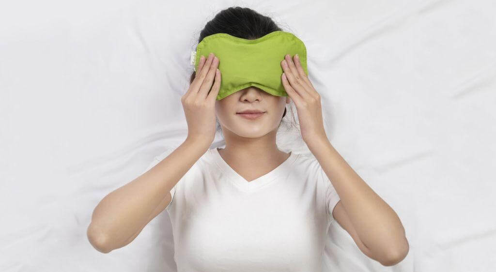 Chườm mát giúp giảm khó chịu khi đau mắt đỏ sưng mí
