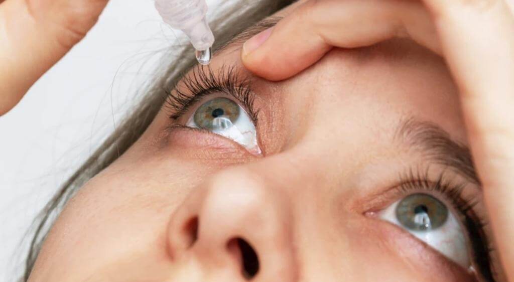 Dùng nước mắt nhân tạo giúp giảm khô mắt và hạn chế kích ứng