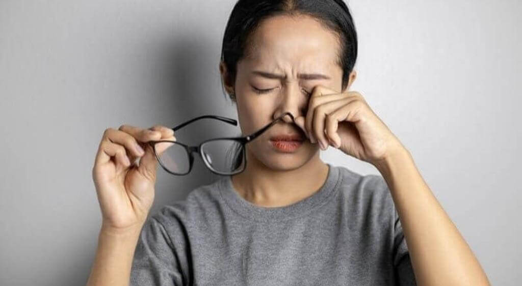 Giảm thị lực hoặc nhìn mờ đột ngột là dấu hiệu cảnh báo tổn thương mắt sau chấn thương