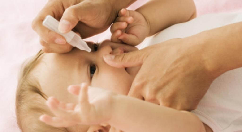 Giữ trẻ ở tư thế an toàn và rửa mắt nhẹ nhàng để hạn chế tổn thương khi có dị vật