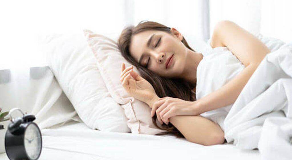 Kê cao gối khi ngủ giúp dịch huyết tương lưu thông tốt hơn, hạn chế ứ đọng tạo bọng mắt khi thức dậy