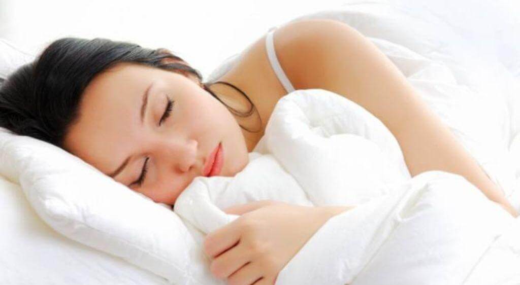 Kê gối cao sẽ giúp hạn chế ứ đọng dịch ở vùng đầu và mặt suốt đêm khi ngủ