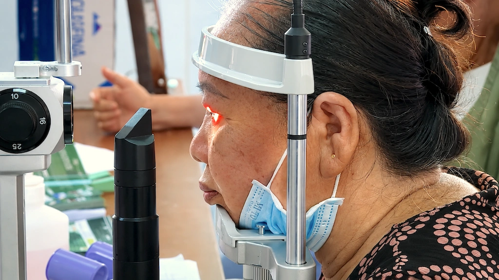 Khám mắt ngày thương binh liệt sĩ