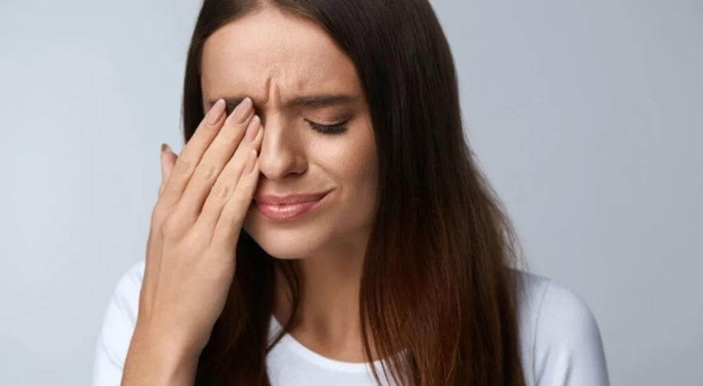 Khô rát, ngứa mắt là dấu hiệu thường gặp của tình trạng mờ mắt khi mang thai
